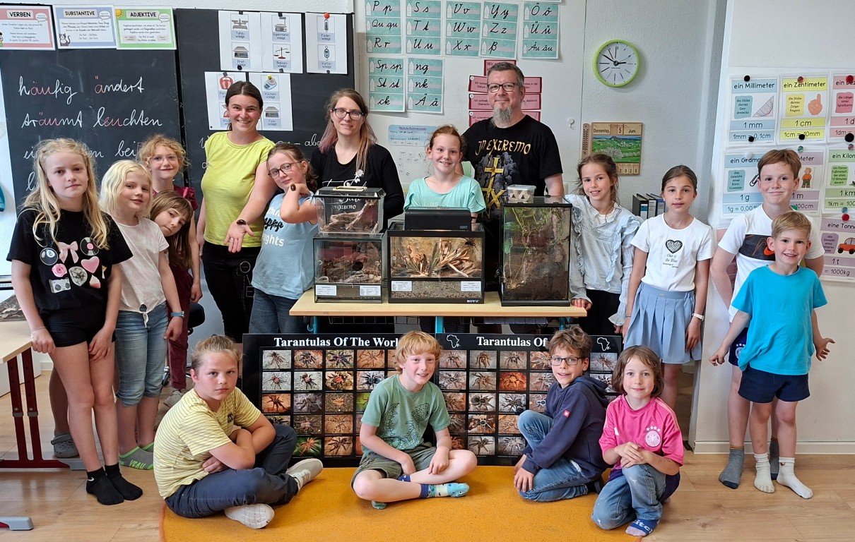 Krabbelige Stammgäste in der Grundschule Großthiemig